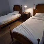 Casa Bajo El Acueducto Con Plaza De Garaje